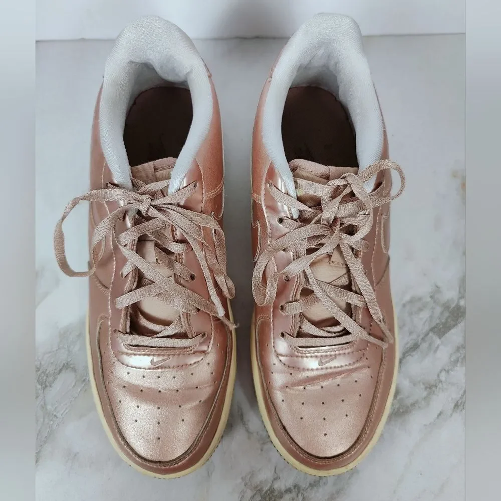 Nike Girls' Air Force 1 SE GS Metallic Rose Gold Sneakers Tennis Shoes, 7Y